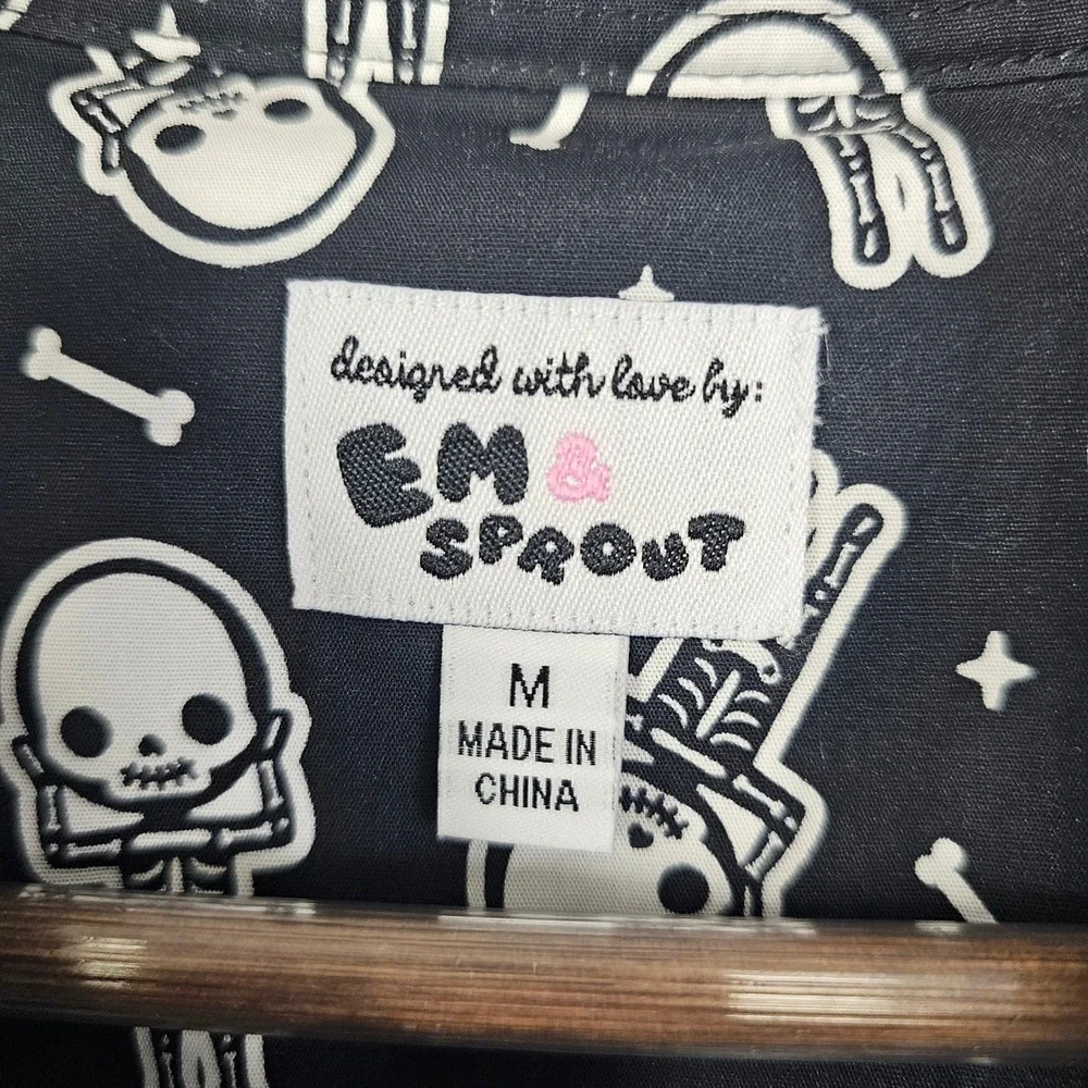 Em‎ & Sprout Skeleton Button Down Shirt Halloween Goth Kawaii Graphic Medium